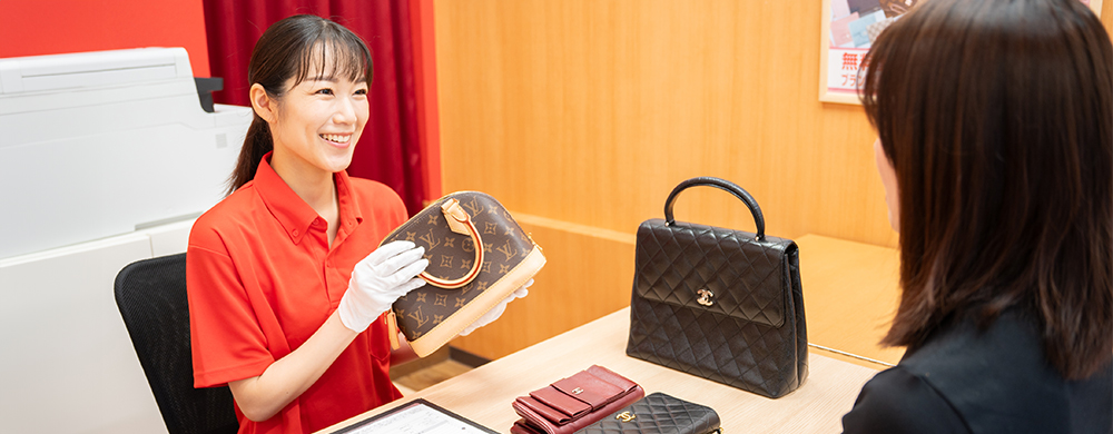 Jewel Cafe Staff handling a customer handbag